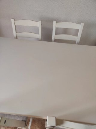 Mesa de comedor blanca con 4 sillas