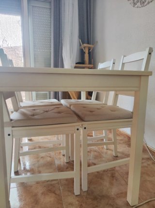 Mesa de comedor blanca con 4 sillas