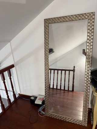 Espejo de pared plateado con marco texturizado