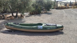 Kayak verde muy cómodo