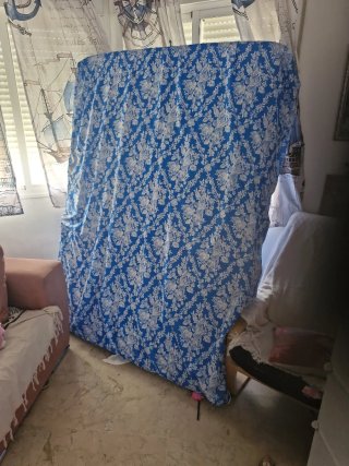 Colchón de tela azul con estampado floral