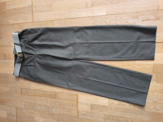 Traje militar verde con detalles dorados