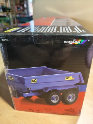 Maqueta New Holland T6.175 con volquete