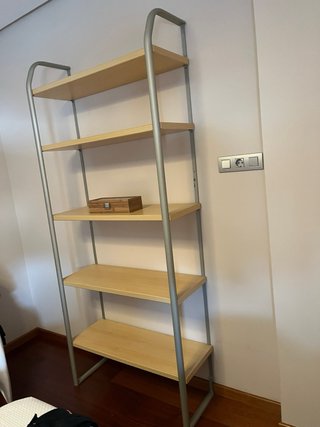 Estantería de madera y metal