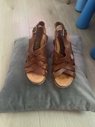 Sandalias cuña Mimao piel marrón