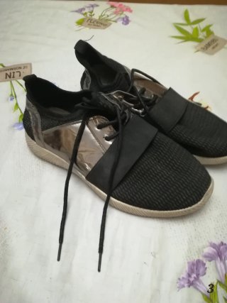 Zapatillas Mujer Negras y Plateadas