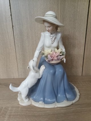 Figura mujer con sombrero y perro