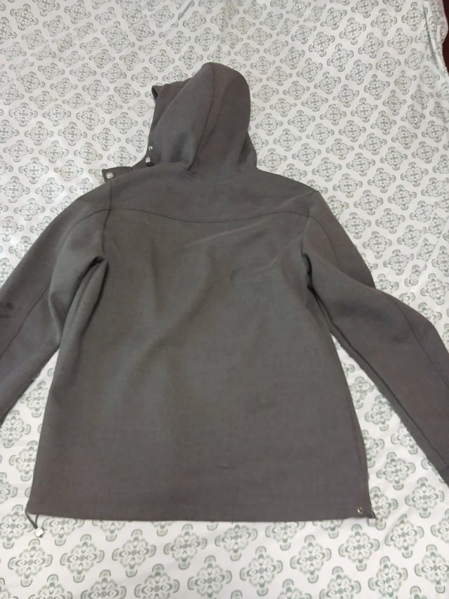 Chaqueta gris con capucha para hombre