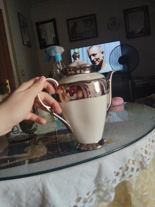 Cafetera blanca con detalles plateados