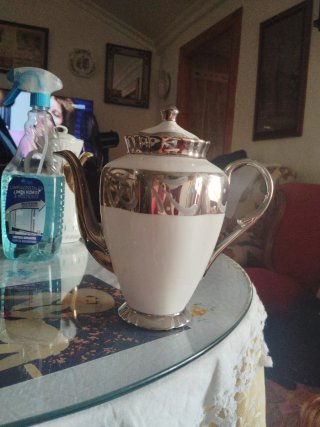 Cafetera blanca con detalles plateados