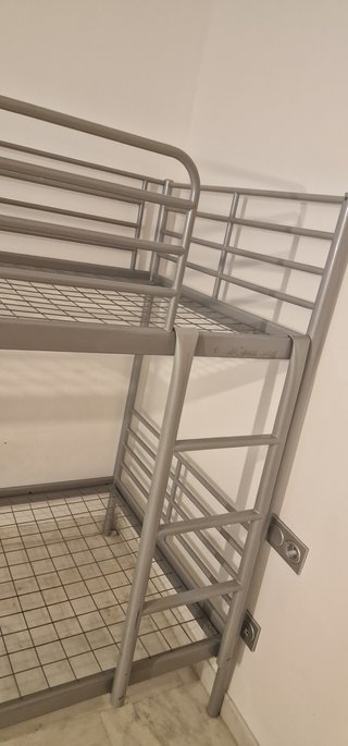 Litera metálica gris