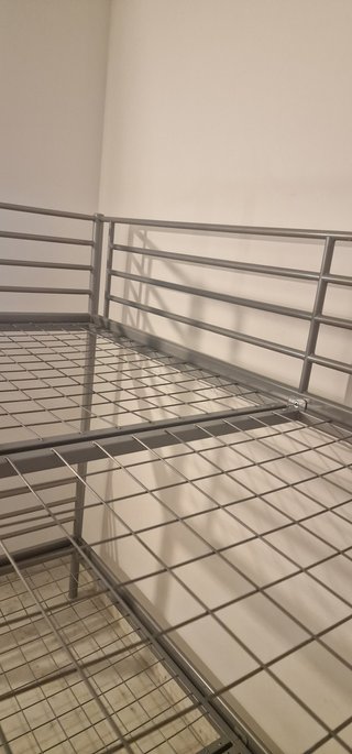 Litera metálica gris