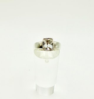 ANILLO PIEDRA BLANCA VINTAGE PLATA 925. Peso 3,34g