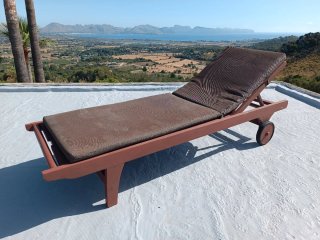 Tumbona de madera para piscina