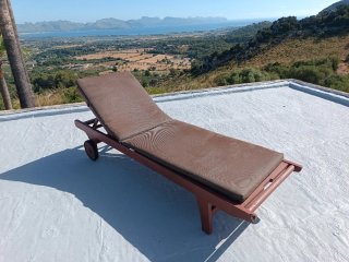 Tumbona de madera para piscina