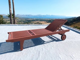 Tumbona de madera para piscina