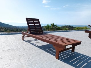 Tumbona de madera para piscina