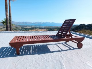 Tumbona de madera para piscina
