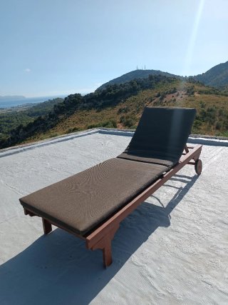 Tumbona de madera para piscina