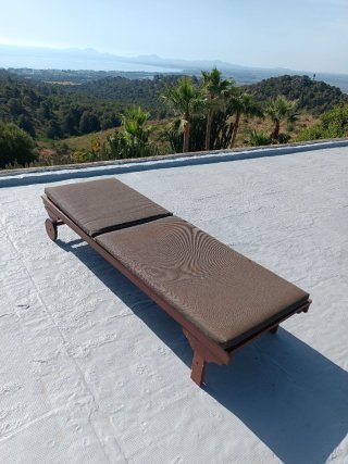 Tumbona de madera para piscina
