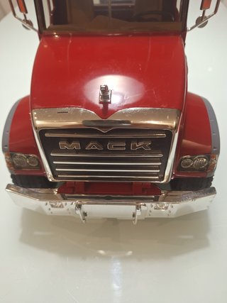 Escala 1/16. Camión MACK Granite. Bruder.