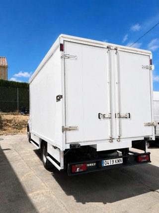 Iveco Daily 2018 botellero tauliner etiqueta c