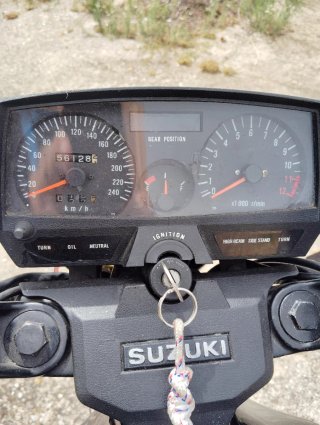 Suzuki GSX 550 Naked Roja y Negra