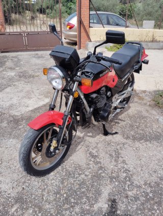Suzuki GSX 550 Naked Roja y Negra