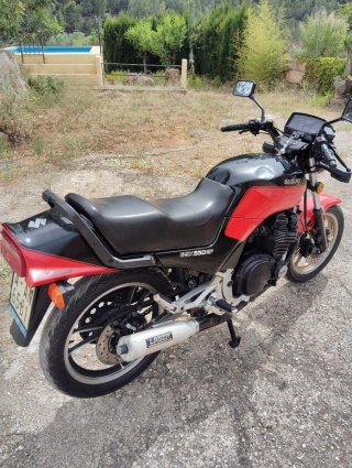 Suzuki GSX 550 Naked Roja y Negra