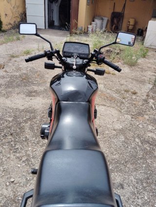 Suzuki GSX 550 Naked Roja y Negra