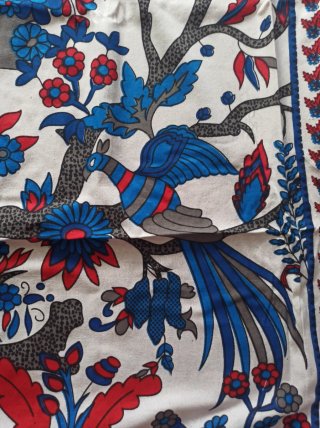 Colcha hindú con estampado de árbol y aves.