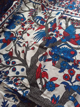 Colcha hindú con estampado de árbol y aves.