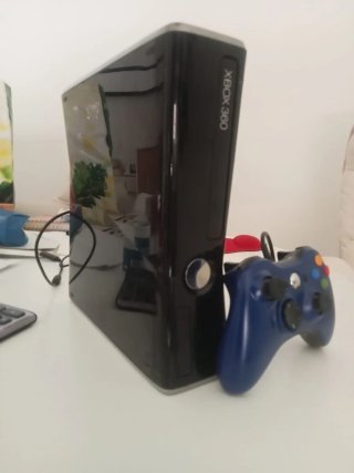 Consola Xbox 360 Slim Negra + Mando Azul