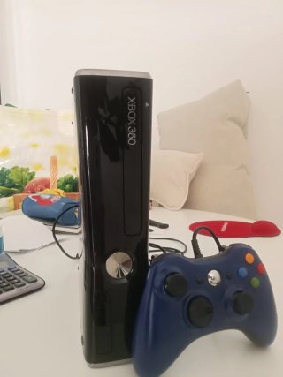 Consola Xbox 360 Slim Negra + Mando Azul