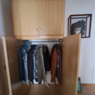 Armadio in legno con ante