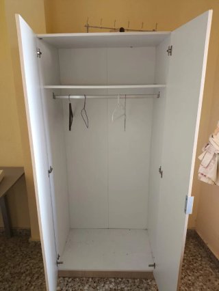 Armario de madera y metal