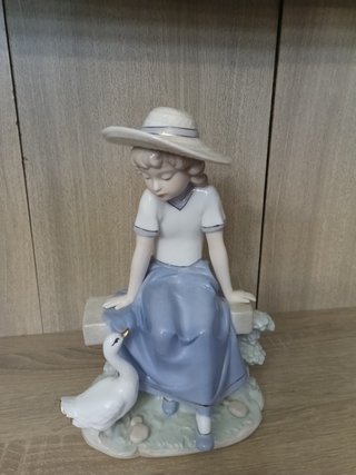 Figura de porcelana mujer con pato