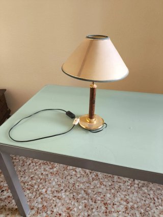 Lámpara de mesa beige y dorada