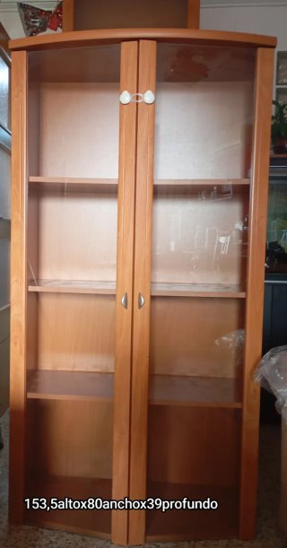 Vitrina de madera y cristal