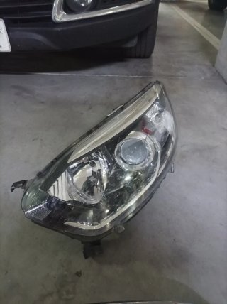Faro delantero Renault Captur + embellecedor