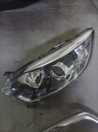 Faro delantero Renault Captur + embellecedor