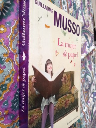 "LA MUJER DE PAPEL"4€+regalito
