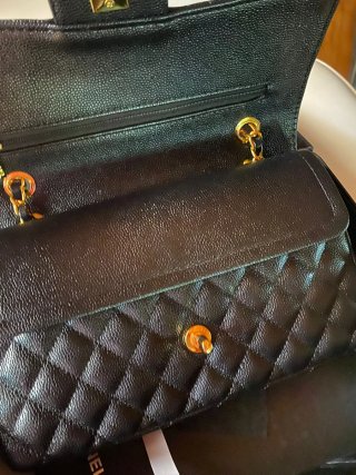 Bolso Chanel acolchado negro y dorado