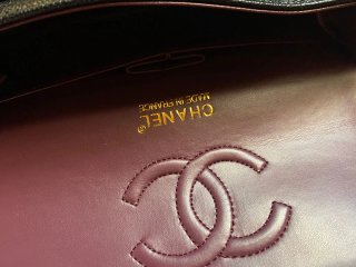 Bolso Chanel acolchado negro y dorado