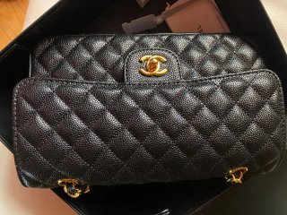 Bolso Chanel acolchado negro y dorado