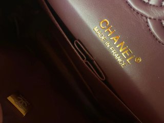 Bolso Chanel acolchado negro y dorado