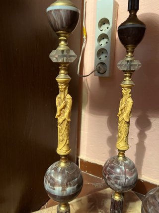 Mesa auxiliar de mármol y metal