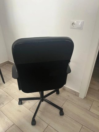 Silla de escritorio negra.