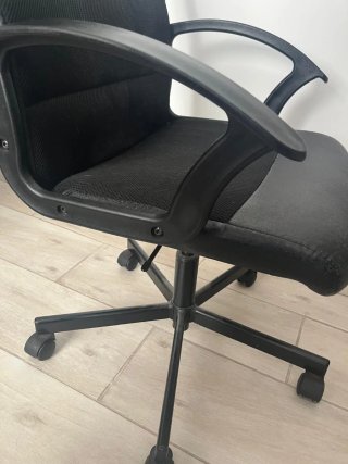 Silla de escritorio negra.