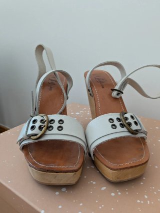 Sandalias de cuña de cuero blanco y suela de mader